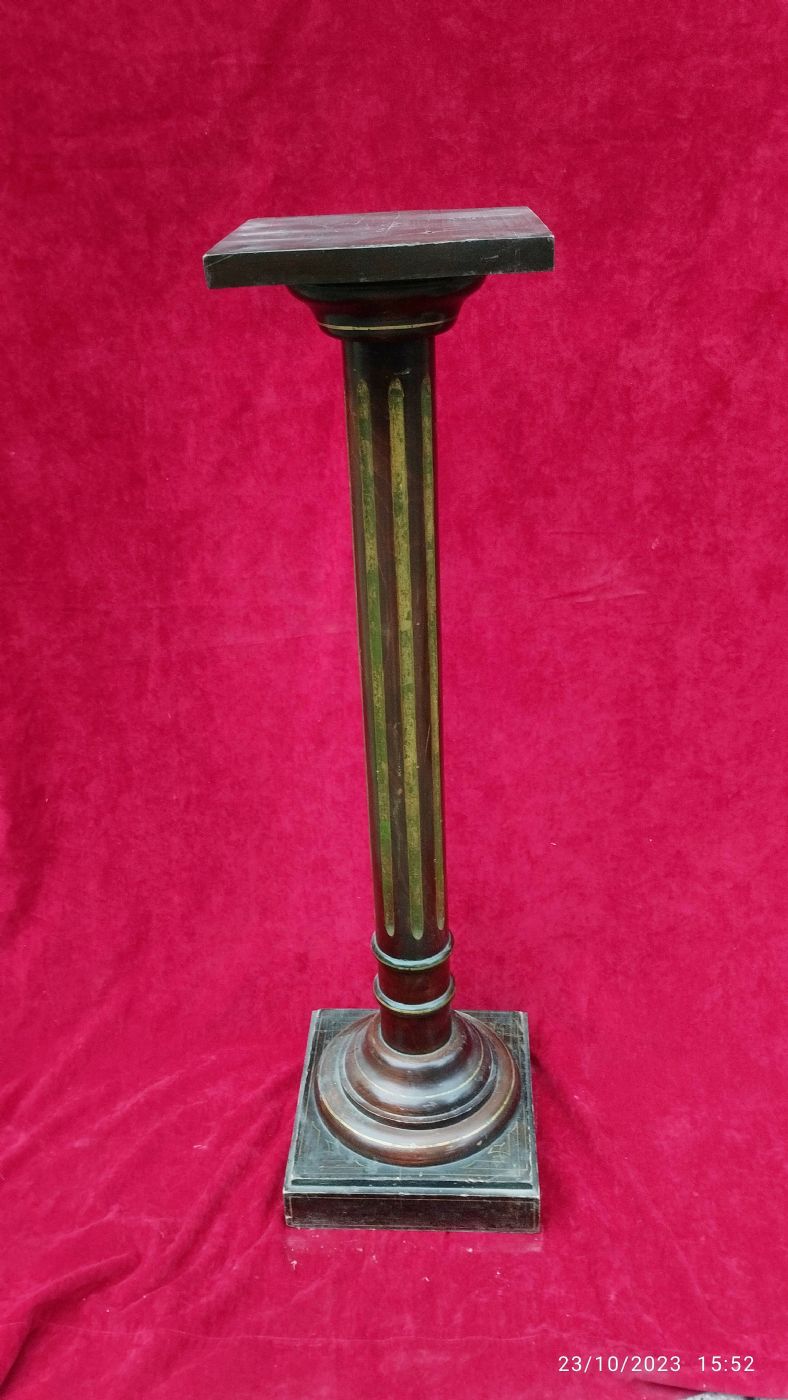 Colonna in mogano scanalata con inserti in ottone I° meta' XIX° sec. h. 125 piano cm.30 x 30